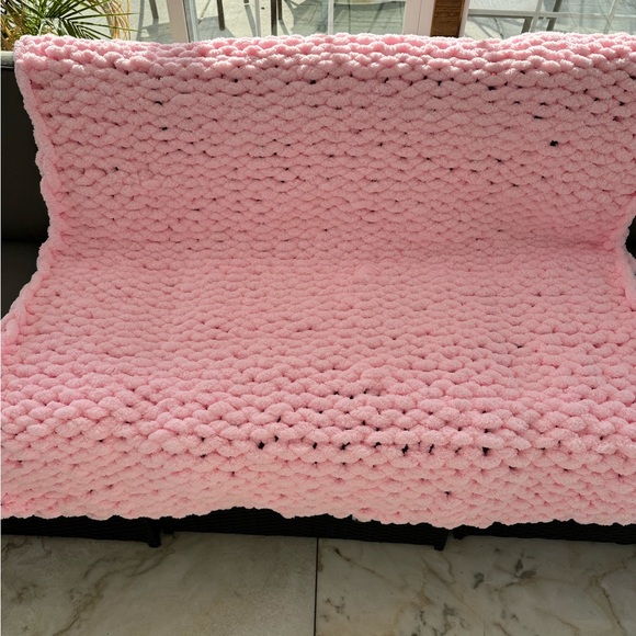 Handmade Blanket with Chunky Chenille yarn. - Picture 5 of 10